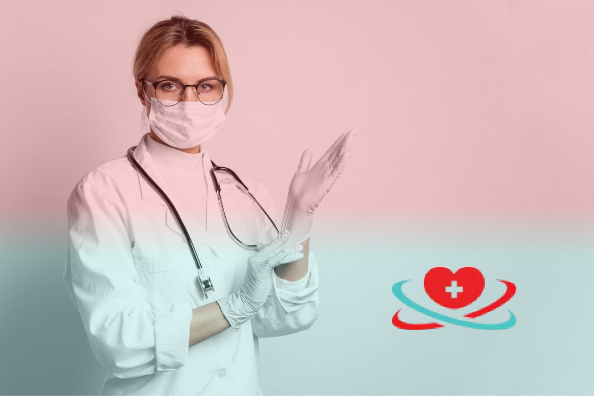 Девушка доктор Девушка доктор в медицинских перчатках