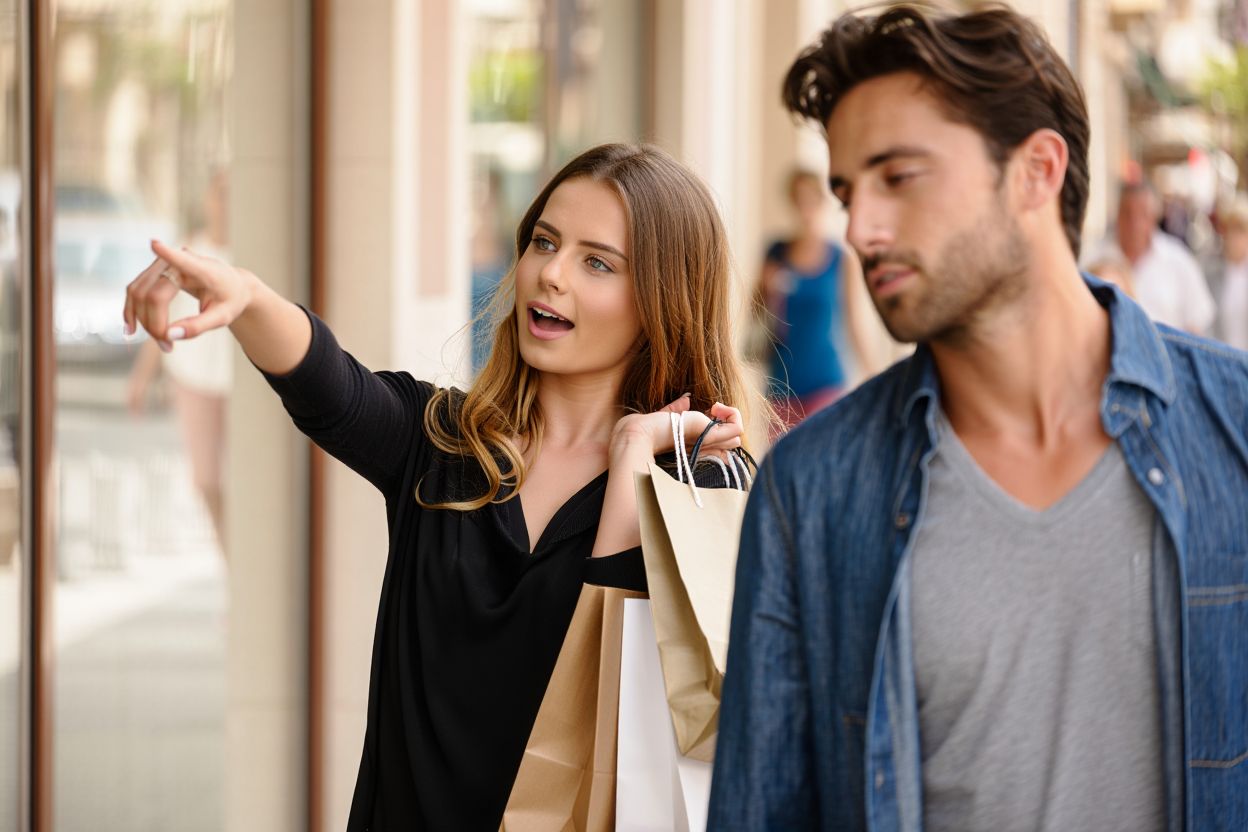 Девушка тащит мужчину в магазин