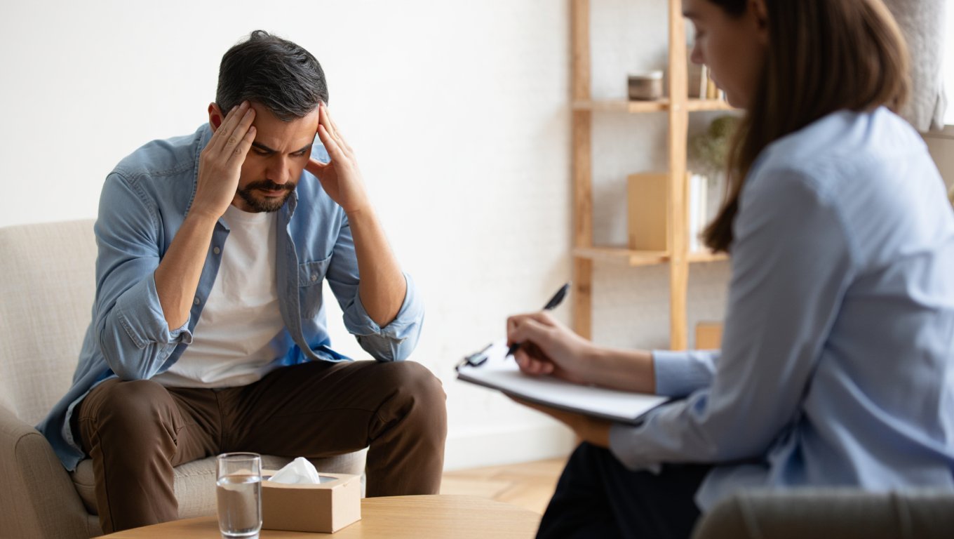 Грустный мужчина и женщина психиатр