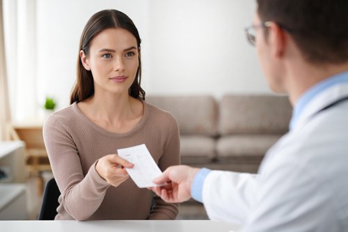 Девушка на приеме у врача